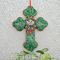 Wandkreuz aus Keramik, „Faithful Doll“ – Wandkreuz aus Keramik im Majolika-Stil mit Puppenmotiv