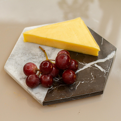 Käsebrett aus Marmor - Kunsthandwerklich gefertigtes Marmor-Käsebrett in Schwarz und Weiß