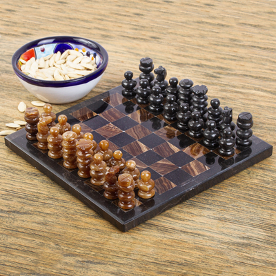 Mini-Schachspiel aus Marmor und Onyx - Mini-Schachspiel aus Onyx und Marmor, handgefertigt in Mexiko