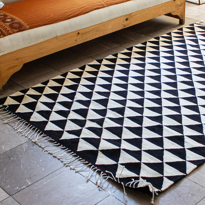 Teppich aus Zapotec-Wolle - Handgewebter Teppich aus schwarzer und ecrufarbener Wolle