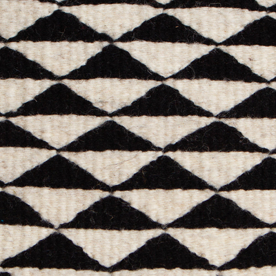 Camino de mesa de lana (39 pulgadas) - Camino de mesa con motivo de triángulos en negro y crudo (90 cm)