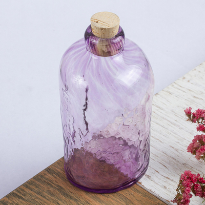 botella de vidrio soplado - Botella de vidrio reciclado lila soplado a mano ecológica con corcho