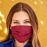 Baumwoll-Gesichtsmasken, „Burgunderbeere“ (Paar) – 2 handgewebte bestickte burgunderrote Baumwoll-Gesichtsmasken