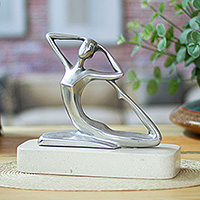 Skulptur aus Aluminium und Marmor, „Ballerina Grace in Beige“ – Skulptur einer Ballerina-Tänzerin aus Aluminium auf Marmorsockel