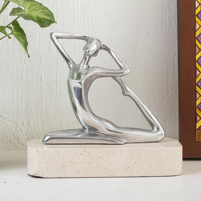 Skulptur aus Aluminium und Marmor, „Ballerina Grace in Beige“ – Ballerina-Tänzerin-Skulptur aus Aluminium auf Marmorsockel