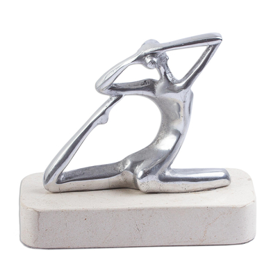 Skulptur aus Aluminium und Marmor, „Ballerina Grace in Beige“ – Ballerina-Tänzerin-Skulptur aus Aluminium auf Marmorsockel