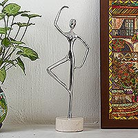 Escultura de aluminio y mármol, 'Ballerina Balance in Beige' - Escultura de bailarina de aluminio sobre base de mármol beige
