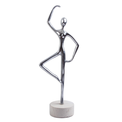 Skulptur aus Aluminium und Marmor, „Ballerina Balance in Beige“ – Tänzerskulptur aus Aluminium auf beigem Marmorsockel