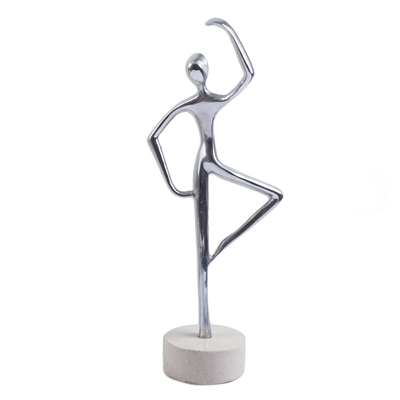 Skulptur aus Aluminium und Marmor, „Ballerina Balance in Beige“ – Tänzerskulptur aus Aluminium auf beigem Marmorsockel