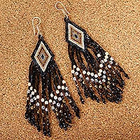 Glasperlen-Wasserfall-Ohrringe, „Diamond Cascade“ – handgefertigte schwarz-braune Perlen-Wasserfall-Ohrringe von Huichol