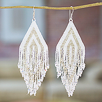 Wasserfall-Ohrringe aus Glasperlen, „White Arrow“ – Wasserfall-Ohrringe aus Huichol-Perlen in Weiß und Taupe