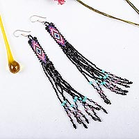 Glasperlen-Wasserfall-Ohrringe, „Black Diamond Talisman“ – handgefertigte Huichol-Wasserfall-Ohrringe mit schwarzen Perlen