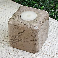 Teelichthalter aus Marmor, „Shape of Light“ – Teelichthalter aus taupefarbenem Marmor in Würfelform