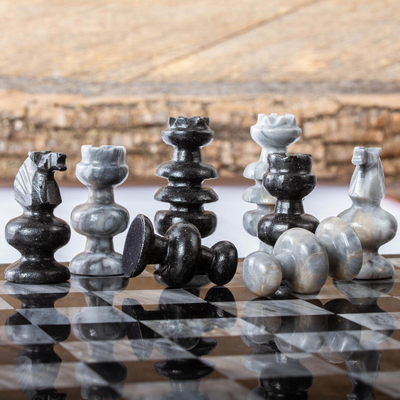 Schachfiguren aus Marmor und Obsidian - Handgeschnitztes Schachfigurenset aus grauem Marmor und schwarzem Obsidian
