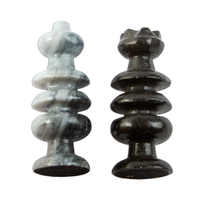 Schachfiguren aus Marmor und Obsidian - Handgeschnitztes Schachfigurenset aus grauem Marmor und schwarzem Obsidian
