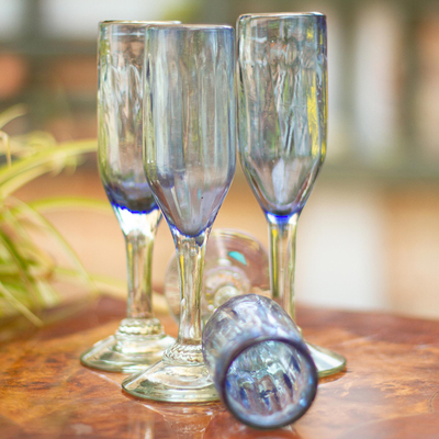 Handgeblasene Champagnerflöten, „Fiesta Azul“ (6er-Set) - Handgeblasene Champagnerflöten aus blauem recyceltem Glas (6er-Set)