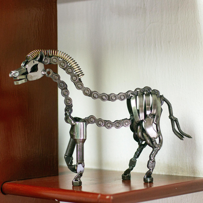 Skulptur aus recycelten Autoteilen - Minimalistische rustikale Pferdeskulptur aus Metall