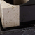 Kleiner Marmorpflanzer - Quadratischer Übertopf aus Travertin und schwarzem Marmor mit Untertasse