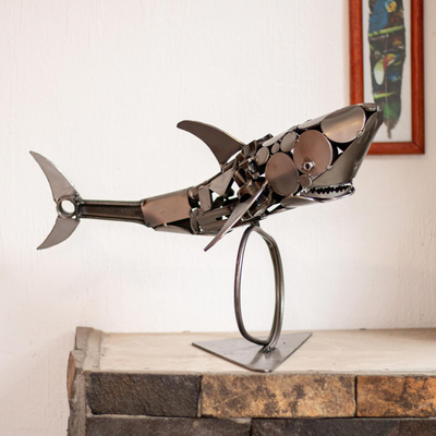 Escultura de autopartes recicladas - Escultura original de tiburón con piezas de automóvil recicladas