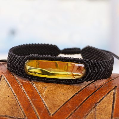 Armband mit Bernsteinanhänger - Schwarzes Makramee-Armband mit Bernsteinanhänger