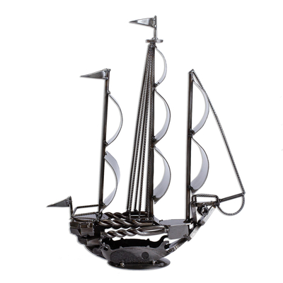 Skulptur aus recycelten Autoteilen - Rustikale Segelschiff-Skulptur aus Metall