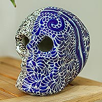 Keramikskulptur „Skull Dichotomy“ – handgefertigte zweiseitige Schädelskulptur im Talavera-Stil