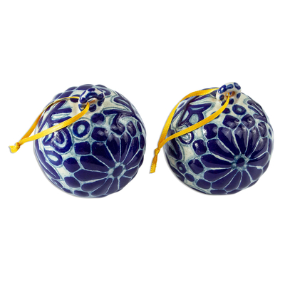 Keramische Ornamente, 'Talavera Weihnachtsstern' (Paar) - Florale Weihnachtsschmuckstücke im Talavera-Stil in Blau (Paar)