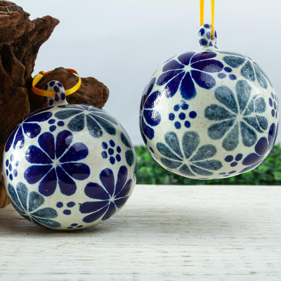 Keramische Ornamente, 'Talavera-Feiertag' (Paar) - Von Kunsthandwerkern gefertigte Ferienornamente im Talavera-Stil (Paar)