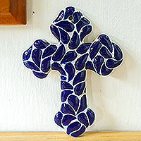 Cruz de cerámica, 'Pétalos de Puebla' - Cruz de cerámica estilo Talavera Azul y Blanco Roto