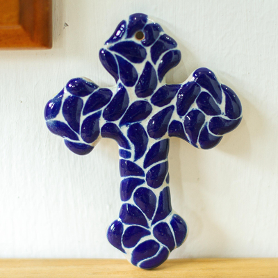 Cruz de pared de cerámica, 'Pétalos de Puebla' - Cruz de pared de cerámica estilo Talavera azul y blanco roto