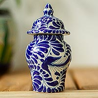 Dekoratives Keramikglas, „Blue Puebla Swallow“ – Ingwerglas im Talavera-Stil mit Schwalbenmotiv in Blau auf Elfenbein