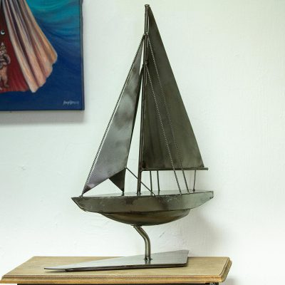 Skulptur aus recycelten Autoteilen - Rustikale Yachtskulptur aus recyceltem Metall