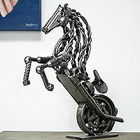 Escultura de piezas de automóvil recicladas, 'Rustic Horsepower' (18 pulgadas) - Escultura de piezas de automóvil recicladas de caballo de moto rústica de 18 pulgadas
