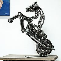 Escultura de piezas de automóviles recicladas, 'Caballos de fuerza rústicos' (20 pulgadas) - Escultura de piezas de automóviles recicladas de caballo de motocicleta rústica de 20 pulgadas