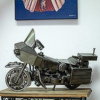 Skulptur aus recycelten Autoteilen, „Rustikales Motorrad“ – umweltfreundliche Motorradskulptur aus recyceltem Metall