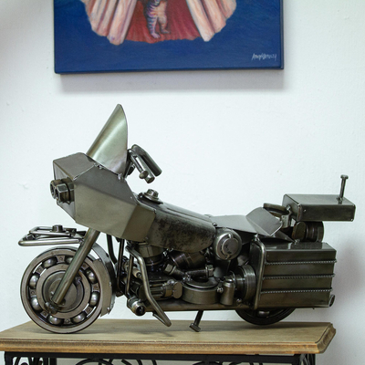 Skulptur aus recycelten Autoteilen - Umweltfreundliche Motorradskulptur aus recyceltem Metall