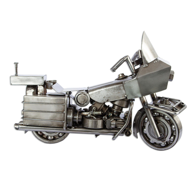 Skulptur aus recycelten Autoteilen - Umweltfreundliche Motorradskulptur aus recyceltem Metall