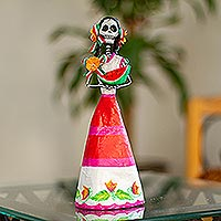 Pappmaché-Skulptur „Catrina mit Wassermelone“ – handgefertigte Catrina-Skelettskulptur aus Mexiko