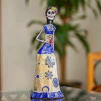 Escultura de papel maché, 'Catrina con flor' - Estatuilla única de Catrina de papel maché con flor
