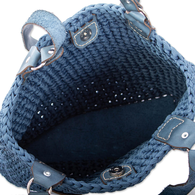 Bolso de hombro de ganchillo con detalles en cuero, 'Costa Azul' - Bolso de hombro de ganchillo azul de México
