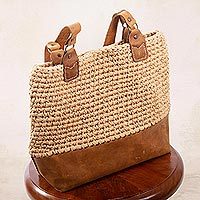 Bolso de hombro de ganchillo con detalles en cuero, 'Costa Maya' - Bolso de hombro de ganchillo beige con ribete de cuero