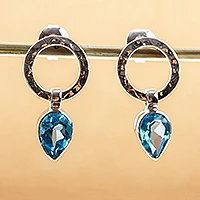 Pendientes colgantes de topacio azul, 'Captive Sky' - Pendientes de topacio azul plateado martillado 950