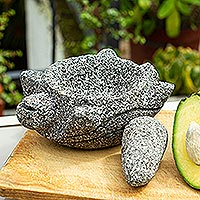 Basaltmolcajete, „Turtle Tradition I“ – Mörser und Stößel aus Basalt in Schildkrötenform
