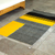 Teppich aus Wolle, 'Crosswalk' (Zebrastreifen) - Fettgelber und schwarzer Flächenteppich
