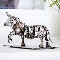 Escultura de autopartes recicladas, 'Toro rústico' - Escultura de toro de metal reciclado rústico