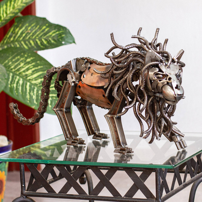 Escultura de autopartes recicladas - Escultura rústica de león de metal reciclado.