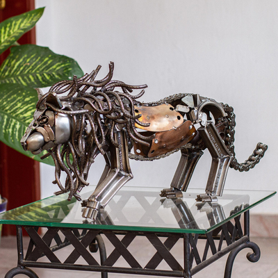Escultura de autopartes recicladas - Escultura rústica de león de metal reciclado.