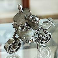 Skulptur aus recycelten Autoteilen, „Rustic Motocross Bike“ – Rustikale Skulptur aus recyceltem Metall für Motocross-Fahrräder