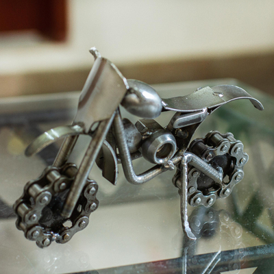 Skulptur aus recycelten Autoteilen - Handgefertigte rustikale Dirtbike-Statuette