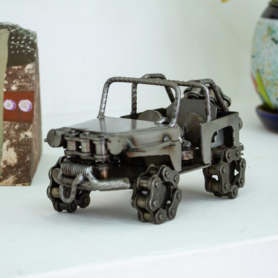 Skulptur aus recycelten Autoteilen - Rustikale Jeep-Skulptur aus recycelten Autoteilen